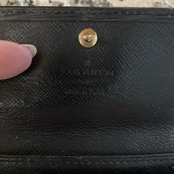 Louis Vuitton VINTAGE Epi 6 Key Holder in a beautiful noir color. - Picture 3 of 12